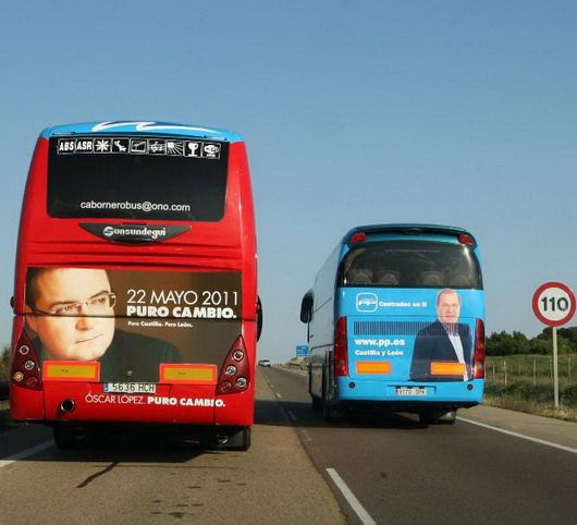 Momento en el que el autobús del PSOE adelanta al del PP en la A-6