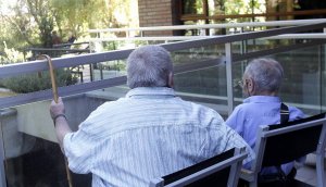 Dos mayores toman el fresco en un balcón de la residencia Cardenal Marcelo de la Diputación. :: A. Q.