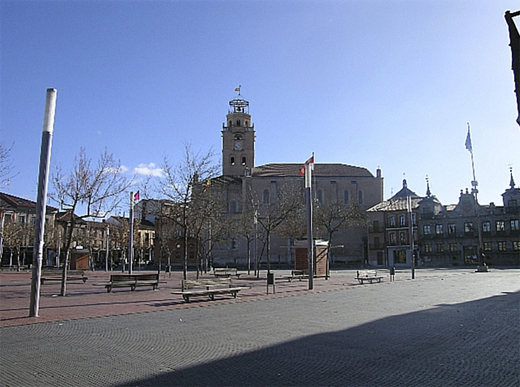 Plaza Mayor de Medina del Campo, con la iglesia de la Colegiata al fondo.