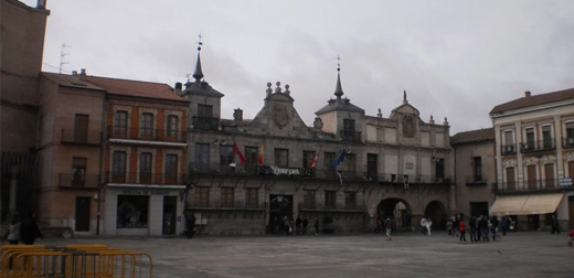 Fachadas de izquierda a derechas: Oficina de Información y Turismo, Ayuntamiento, Casa del Cabildo o de los Arcos y Palacio Real Testamentario de Medina del Campo