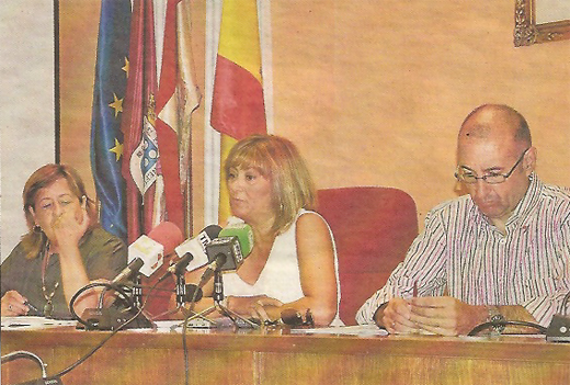 La alcaldesa, Teresa López, entre los concejales Raquel Alonso y Germán Séz, ayer en la rueda de prensa./SANTIAGO