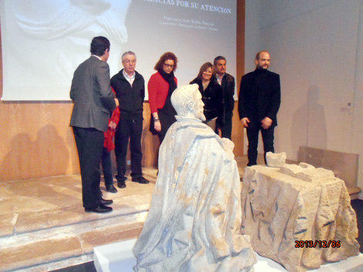 Acto de presentación a la prensa de la escultura orante del abad Diego Polanco Giraldo. Luis Fernández de la Vega (atribución). Hacia 1660. Escultura en bulto redondo. Piedra arenisca / 142x90x85 cm (orante) – 80x90x75 cm (mesa reclinatorio). 