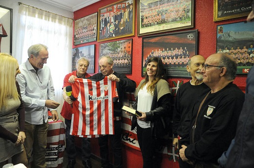 Momento de la entrega a la peña de una camiseta del Athletic firmada por la primera plantilla. Rodrigo Jiménez