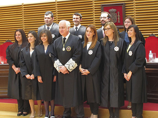 Foto de familia de los diez nuevos jueces con José Luis Concepción. El Día