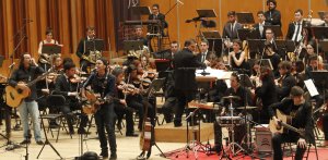 Los Secretos actuó en la gala organizada por la Fundación Sandra Ibarra junto a la Orquesta de Siero. :: MARIO ROJAS