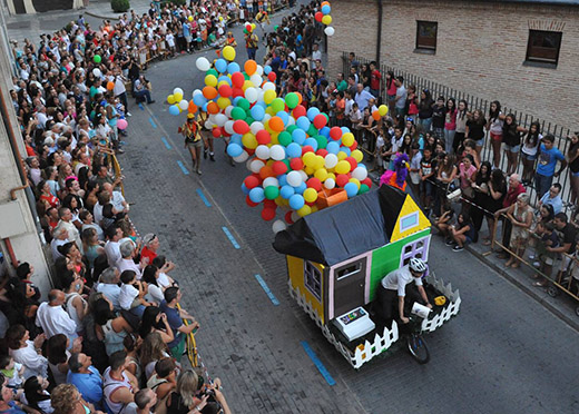 Carrera de autoslocos en las fiestas de Medina del Campo. Valladolid. Ocho coches participaron en la competición ante la mirada de miles de medinenses 