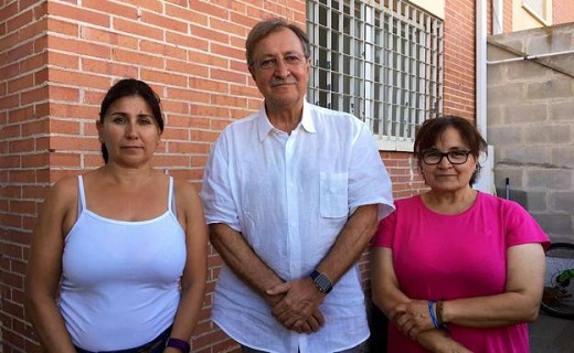 Paco Lobatón con las hermanas de la desaparecida durante su visita a Medina del Campo