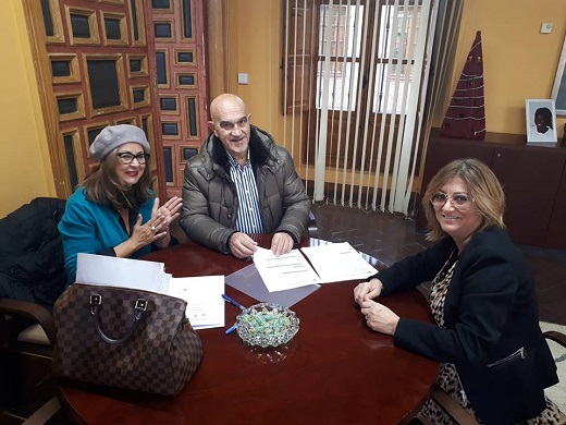 La alcaldesa de Medina del Campo ha procedido está mañana a la firma del contrato para la dotación en la Antigua Discoteca Zeus de un centro de ocio infantil y juvenil.