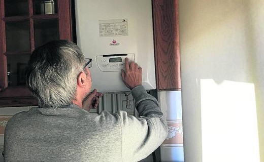 Un hombre revisa la caldera de su hogar. / P. G.