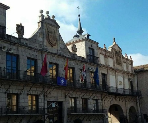 De Izquierda a derecha, fachadas de: Oficina de Turismo, Ayuntamiento, Casa de los Arcos o del Cabildo y Palacio Real Testamentario de Medina del Campo