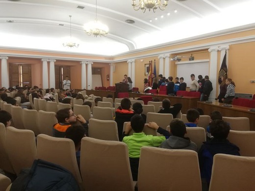 Alumnos de Medina del Campo leyeron artículos de la Constitución en el Salón de Plenos.