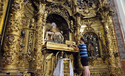 El presidente de la Archicofradía de Las Angustias, Miguel Álvarez, muestra un detalle del altar en la capilla en la colegiata de San Antolín. / PATRICIA GONZÁLEZ