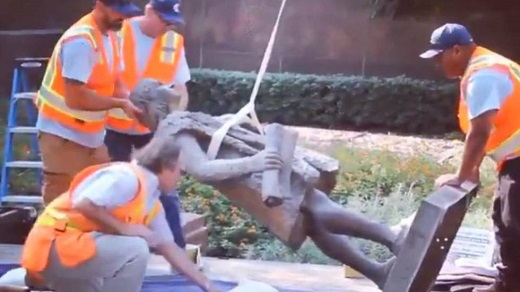 Momento en el que se retira la estatua de Cristóbal Colón en Los Ángeles. @MITCHOFARRELL (TWITTER) / VÍDEO: EPV
