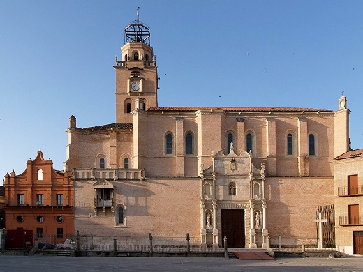Turnul și biserica colegială San Antolín, cu balconul din Virgen del Pópulo în fațada sa principală