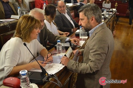 López conversa con Del Valle antes de un pleno de la Diputación.