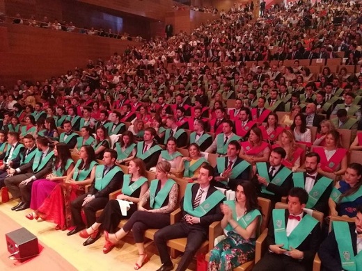 Algunos de los alumnos graduados, en la ceremonia celebrada ayer en la UEMC. / N. L.
