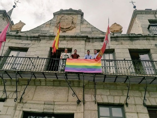 Colocación de la bandera LGTBI en el Ayuntamiento de Medina del Campo.