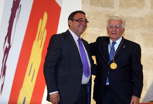 El ex alcalde de Villalar, Félix Calvo, recibe la Medalla de Oro del actual alcalde, Luis Alonso Laguna / Agencia Ical