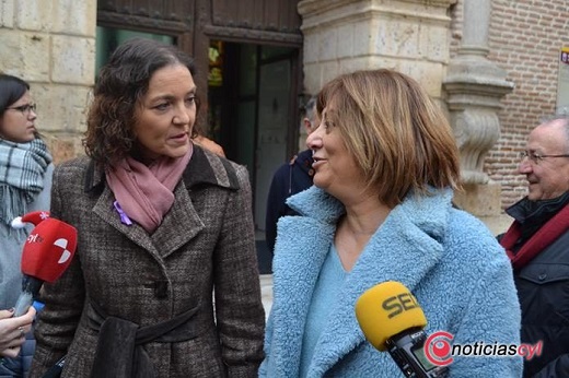 Teresa López conversa con la ministra de Industria, Reyes Maroto.