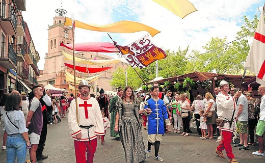 Desfiles como este de 2019 no podrán celebrarse este año en la Feria Renacentista de Medina por la covid. / RODRIGO JIMÉNEZ