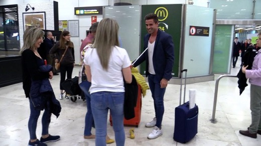 Sergio Ayala en su reencuentro con su familia en el Aeropuerto de Barajas en Madrid