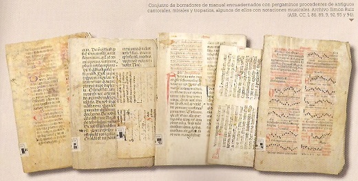 Conjunto de borradores de manual encuadernados con pergaminos procedentes de antiguos cantorales, misales y troparios, algunos de ellos con notaciones musicales. Archivo Simón Ruiz (ASR. CC. L 86. 89. 9. 92. 93 y 94)