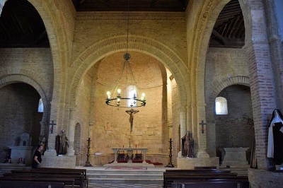 Interior de la iglesia de San iglesias de San Tirso - León