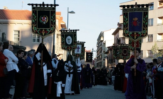 Todas las Cofradías de la ciudad participan en el Viacrucis del Martes Santo en Astorga. / Pedro González