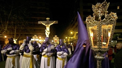 Cofrades durante una procesión en Valladolid - ABC