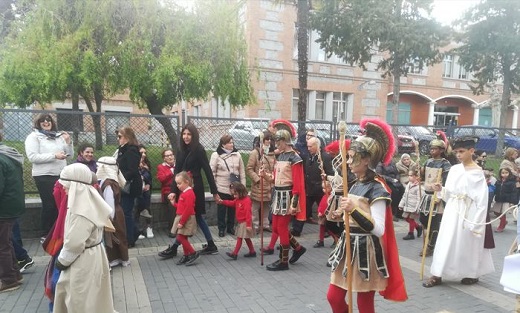 El Vía Crucis Infantil recorrió las calles de Medina del Campo.