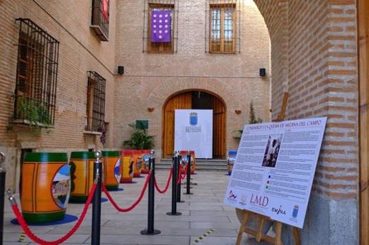 Barricas que narran la historia de Medina del Campo.