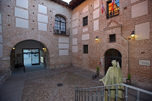 Acceso al Palacio Real Testamentrio de Isabel la Católica en Medina del Campo. 