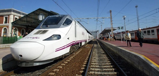 Tren Alvia estacionado en la estación Valladolid-Campo Grande. - Foto: Ical