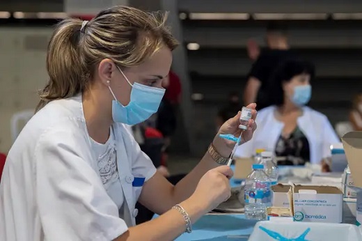 Una enfermera prepara una dosis de la vacuna ModernaMARCIAL GUILLÉNEFE