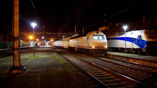 LÍNEAS. Dos unidades en la estación de Monforte de Lemos. Foto: Angar