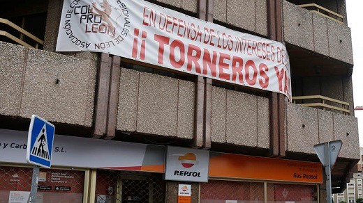 Pancarta de ColproLeón en apoyo a Torneros. FERNANDO OTERO