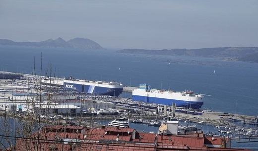 La terminal de Bouzas, ayer con 2 oceánicos. Sólo pueden operar tres. El Puerto pide ampliar.