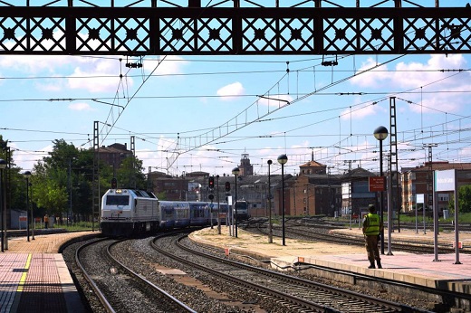 Un tren llega a la estación del Campo Grande en Valladolid / ICAL