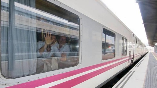 Dos viajeras en el tren procedente de Lisboa, en la estación de Salamanca, antes de la pandemia. | ARCHIVO