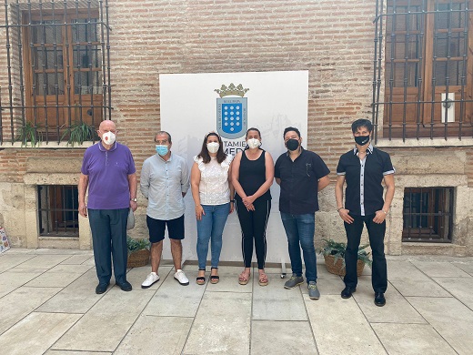 Los artistas ganadores son el artista local Antonio Navas en conjunto con Miguel Gil con la obra “Resistencia” y Verónica Martínez (Verarte) con “Medina hace historia”.