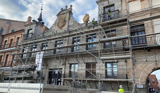 Comienzan las obras de reparación en la fachada del Ayuntamiento de Medina del Campo .