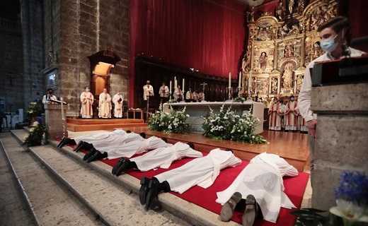 Los seis jesuitas ordenados sacerdotes en la catedral de Valladolid. / CARLOS ESPESO
