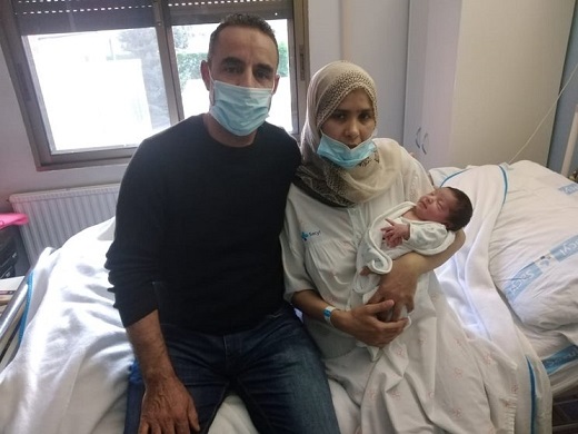 Mohamed y Rachida posan junto a su hija Sara.- E. M.