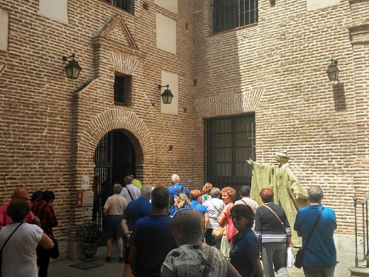Un grupo de turistas visita el Palacio Testamentario de Medina del Campo / Cadena SER
