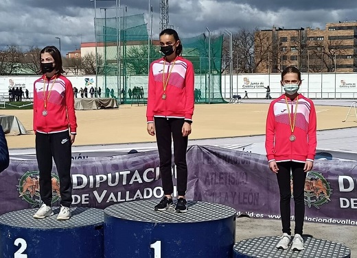 El pódium femenino de categoría alevín contó con tres representantes del club, Andrea de Castro, Laura González e Irene García // Imagen: C.A. Castillo de la Mota