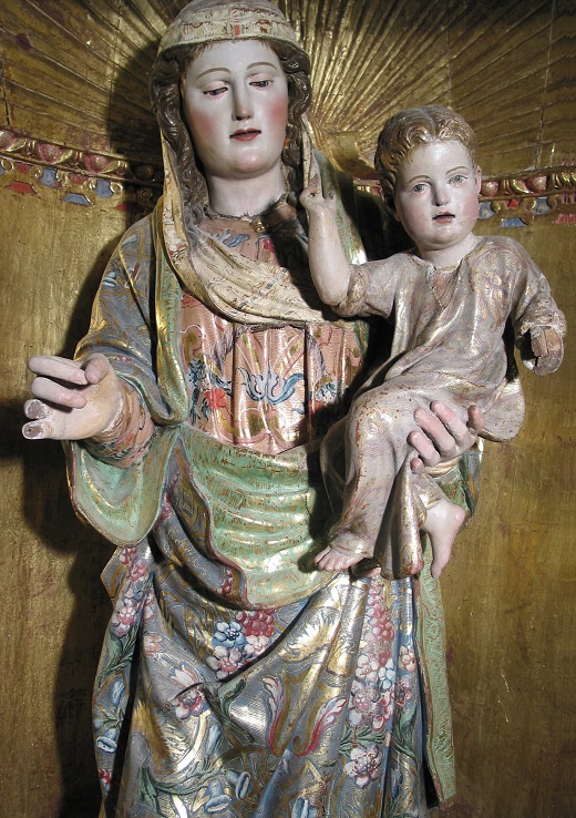 Imagen de la Virgen de las Candelas o de la Purificación preside -junto con San Antolín- el retablo de la Colegiata (Juan Picardo, mediados siglo XVI, repolicromada en 1668). 