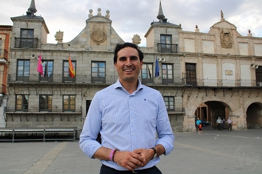 Guzmán Gómez, alcalde de Medina del Campo, junto al Consistorio | Valladolid Plural