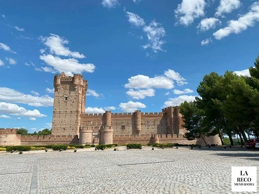 El Castillo de La Mota está ubicado en Medina del Campo (Valladolid), es una impresionante fortaleza medieval cuya historia se remonta al siglo XI. Está en un inmejorable estado de conservación