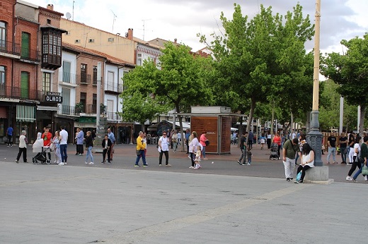 Gente compras por la Plaz -Mayor de Medina del Campo