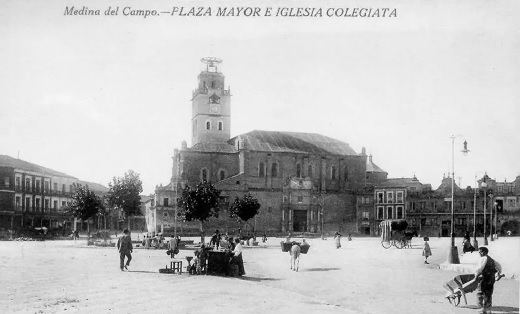 La Plaza Mayor con la Colegiata al fondo, desde la bocacalle de Padilla. 1918-1919